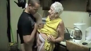 Sexy granny porn Frau verführt mit Charme in ihrer Küche